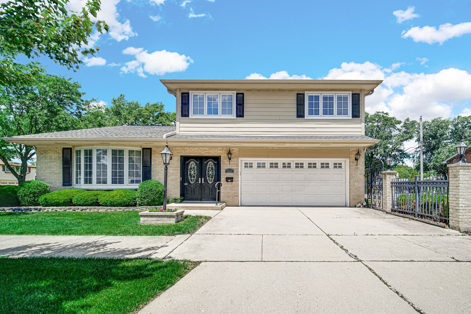 495 E Park Manor Court — Elmhurst, IL 60126