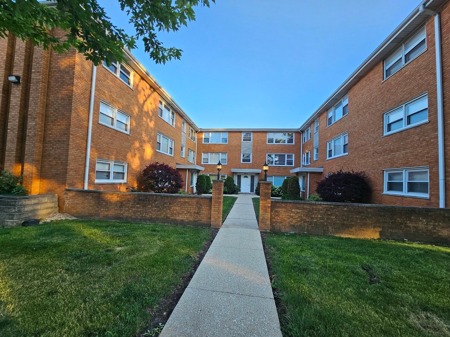 6925 W 64th Place #2f — Chicago, IL 60638