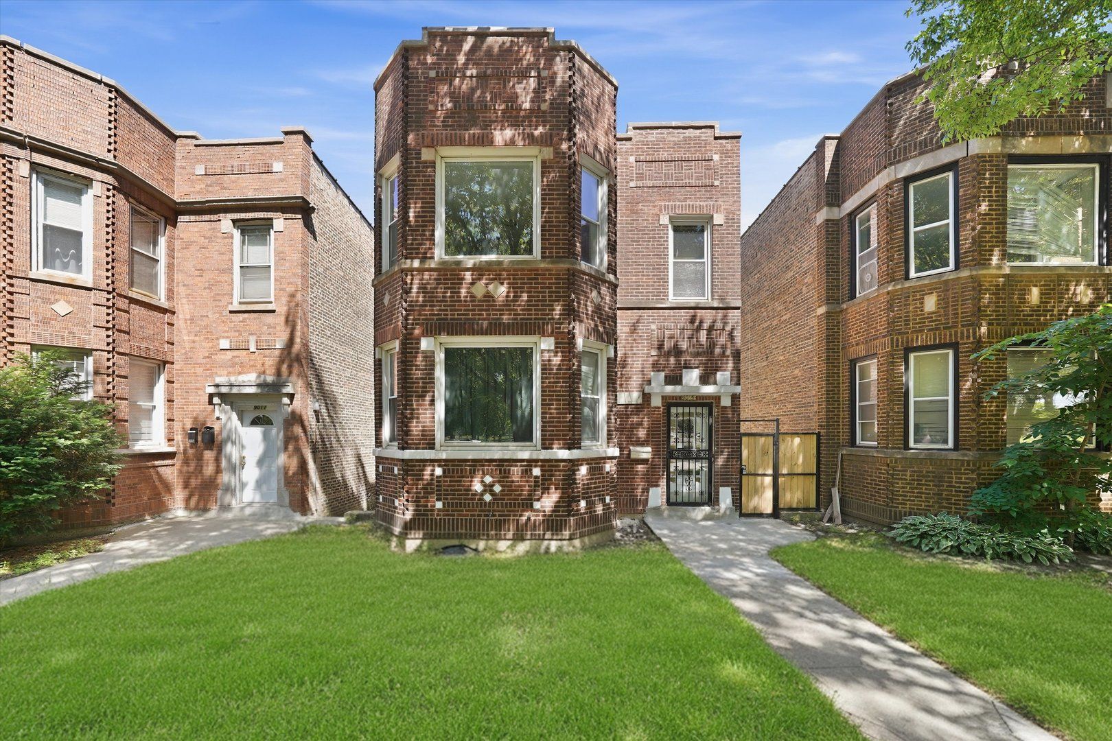 9015 S Muskegon Avenue — Chicago, IL 60617