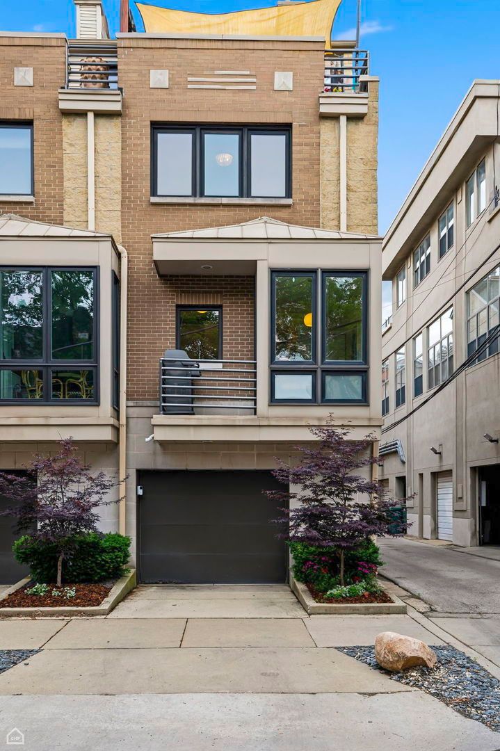 2740 N Wayne Avenue #C — Chicago, IL 60614