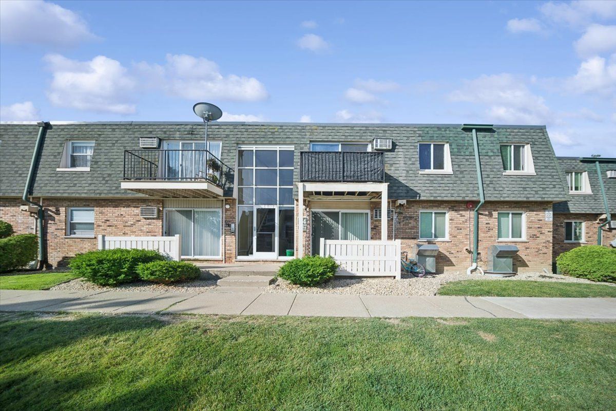 9954 S 84th Terrace S #210 — Palos Hills, IL 60465