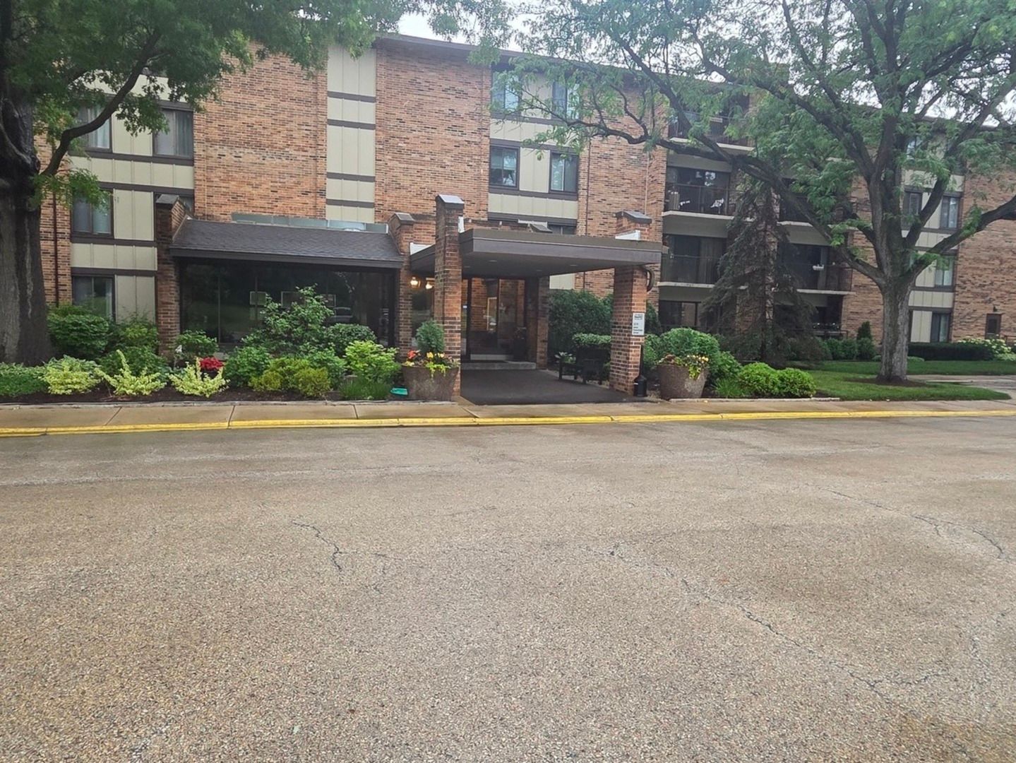 301 Lake Hinsdale Drive #108 — Willowbrook, IL 60527