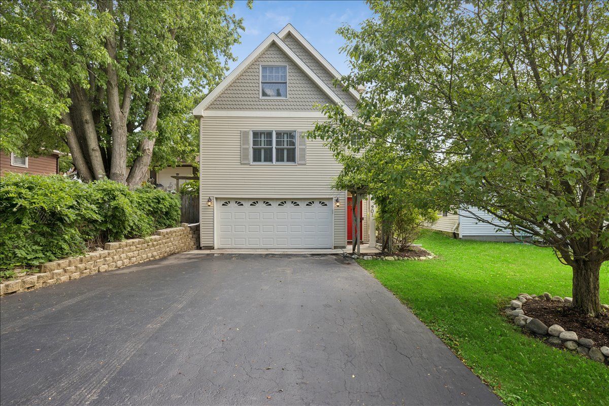 901 Peter Street — McHenry, IL 60051