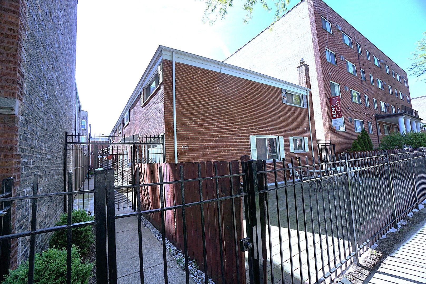 6122 N Winthrop Avenue #B — Chicago, IL 60660