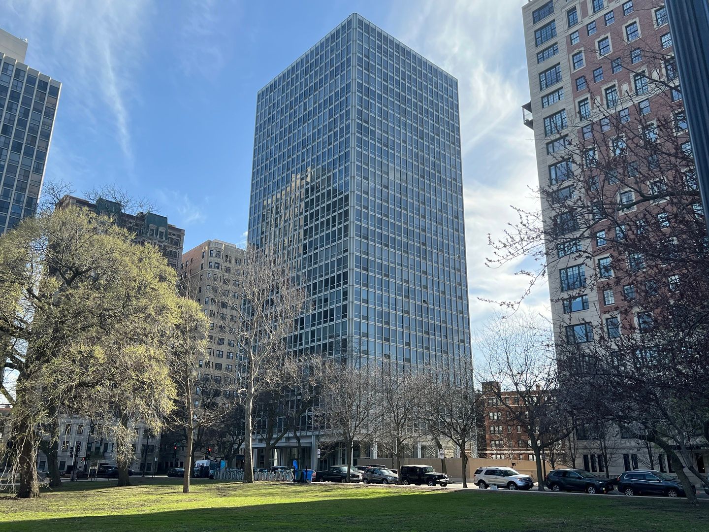 2400 N Lakeview Avenue #402 — Chicago, IL 60614