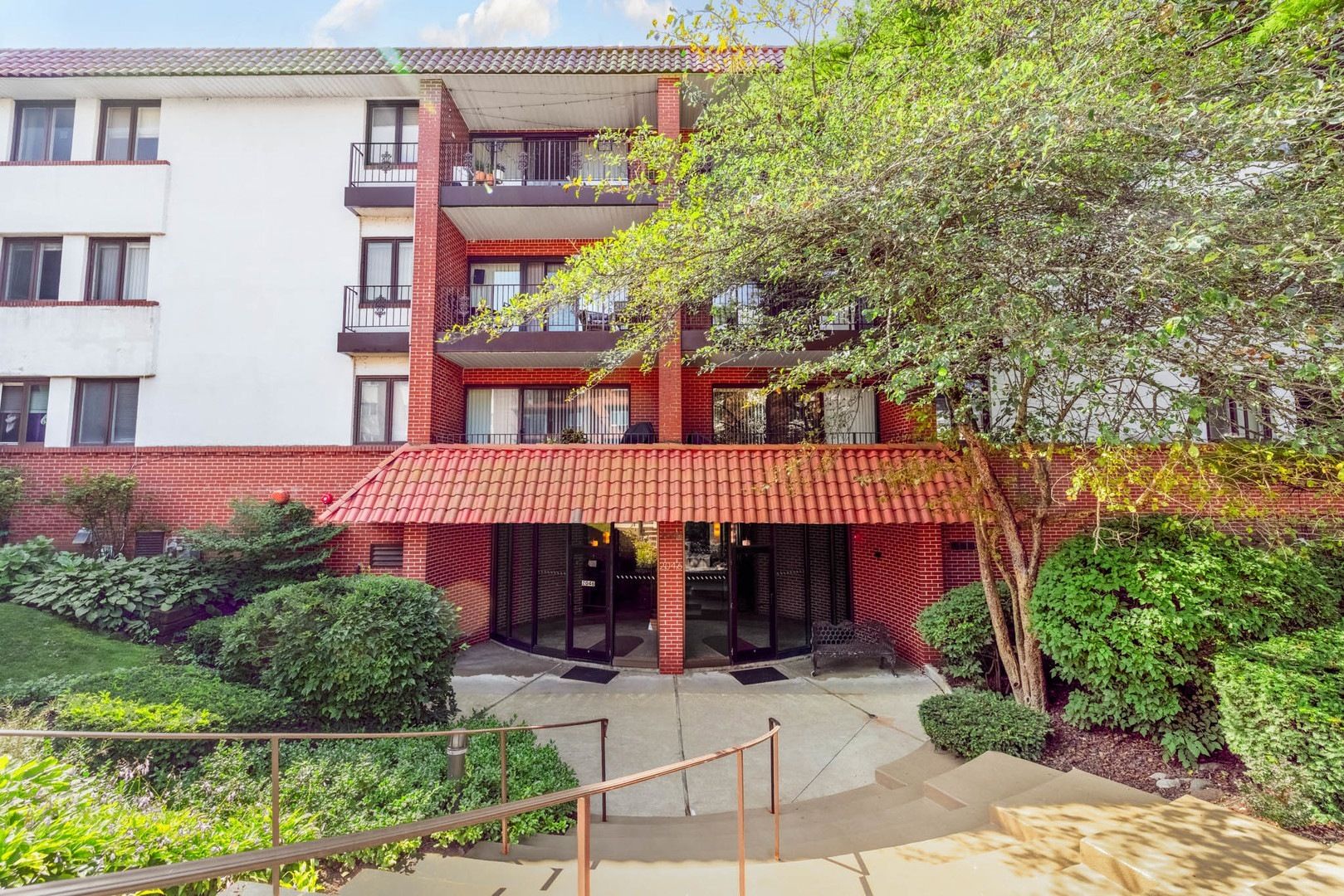 2046 Saint Johns Avenue #3E — Highland Park, IL 60035