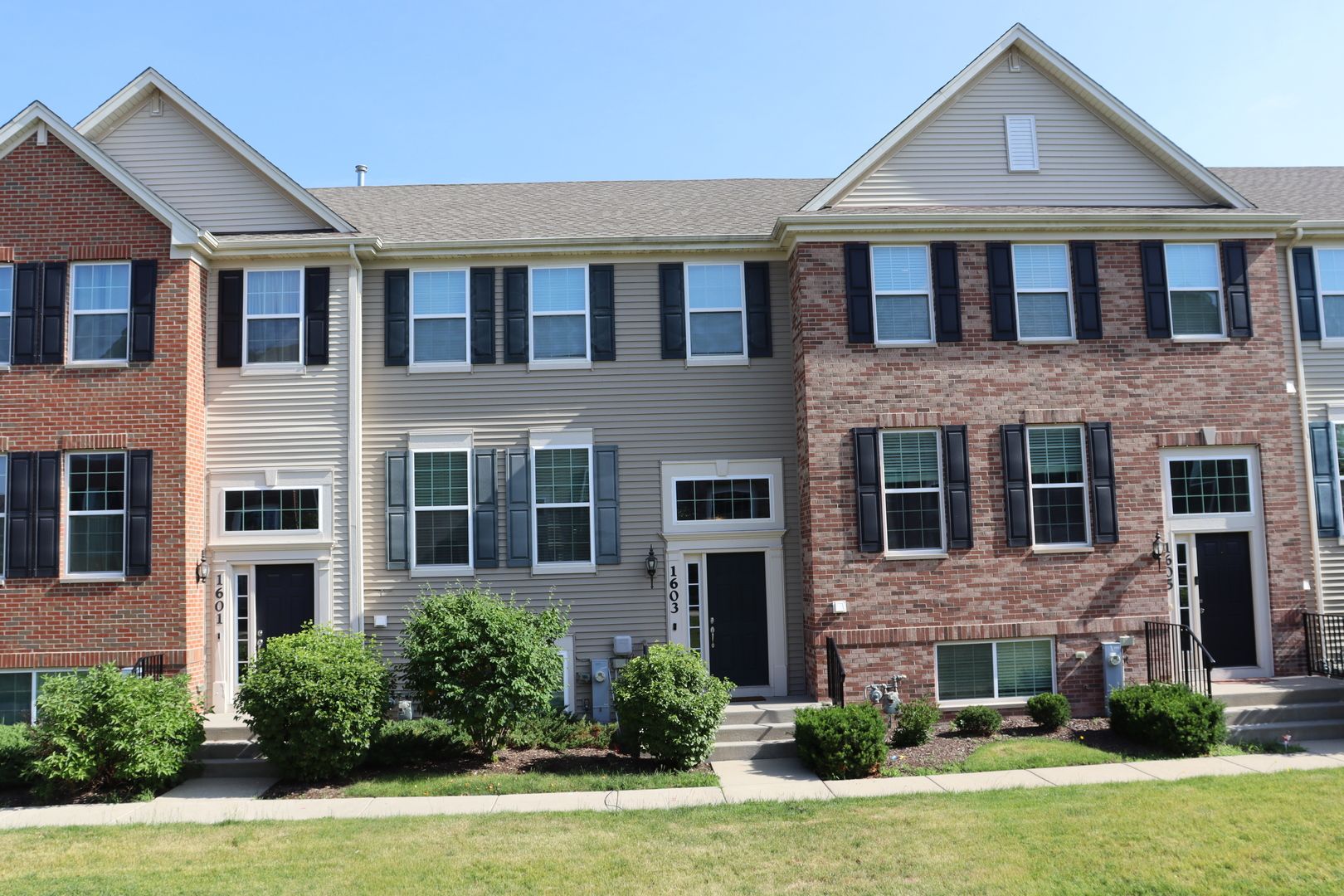 1603 Deer Pointe Drive — South Elgin, IL 60177