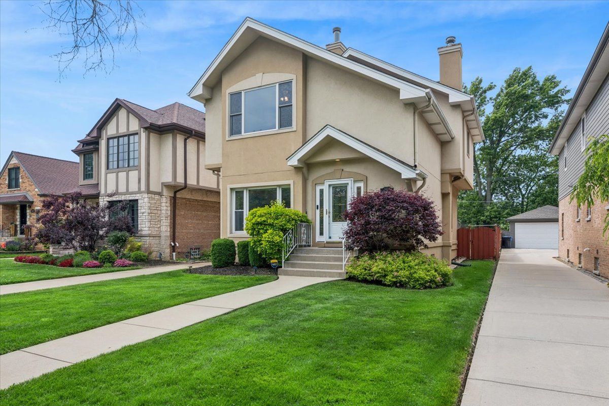 5858 N Luna Avenue — Chicago, IL 60646
