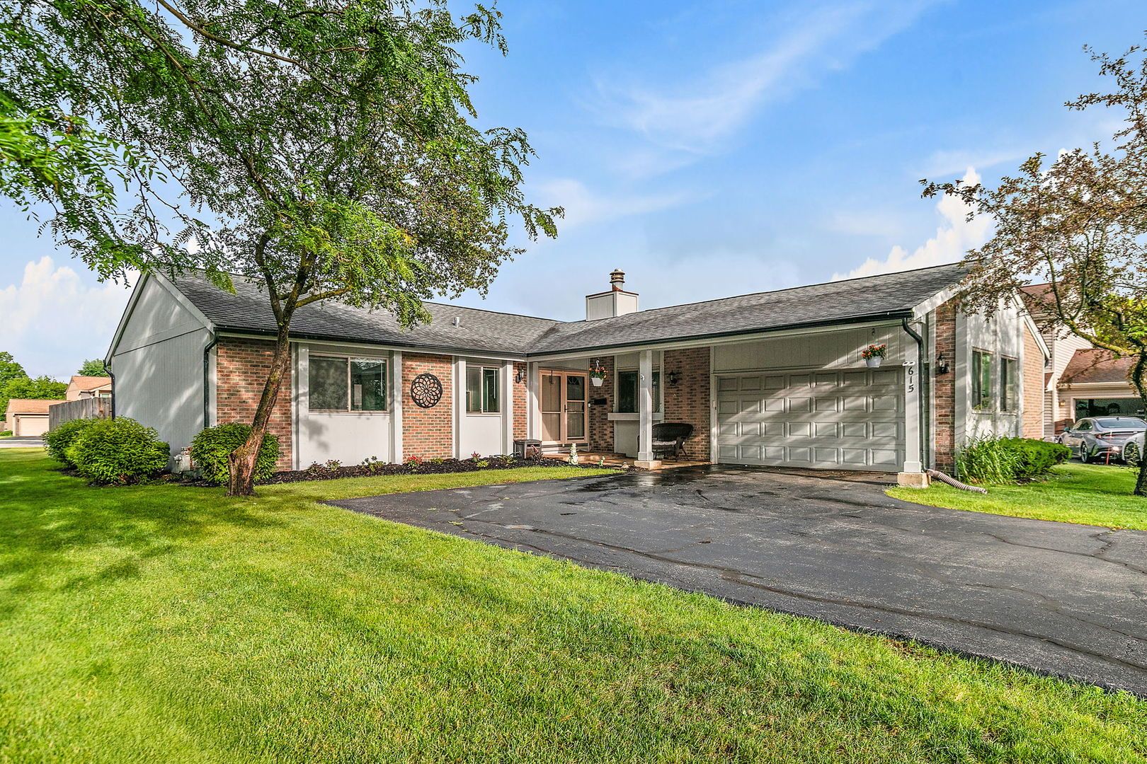 615 Lakeview Court — Roselle, IL 60172