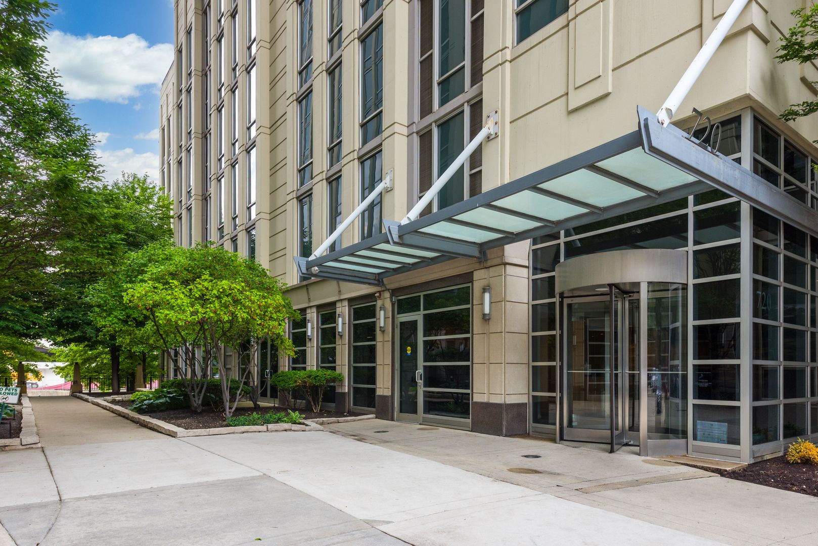 720 N Larrabee Street #1605 — Chicago, IL 60654