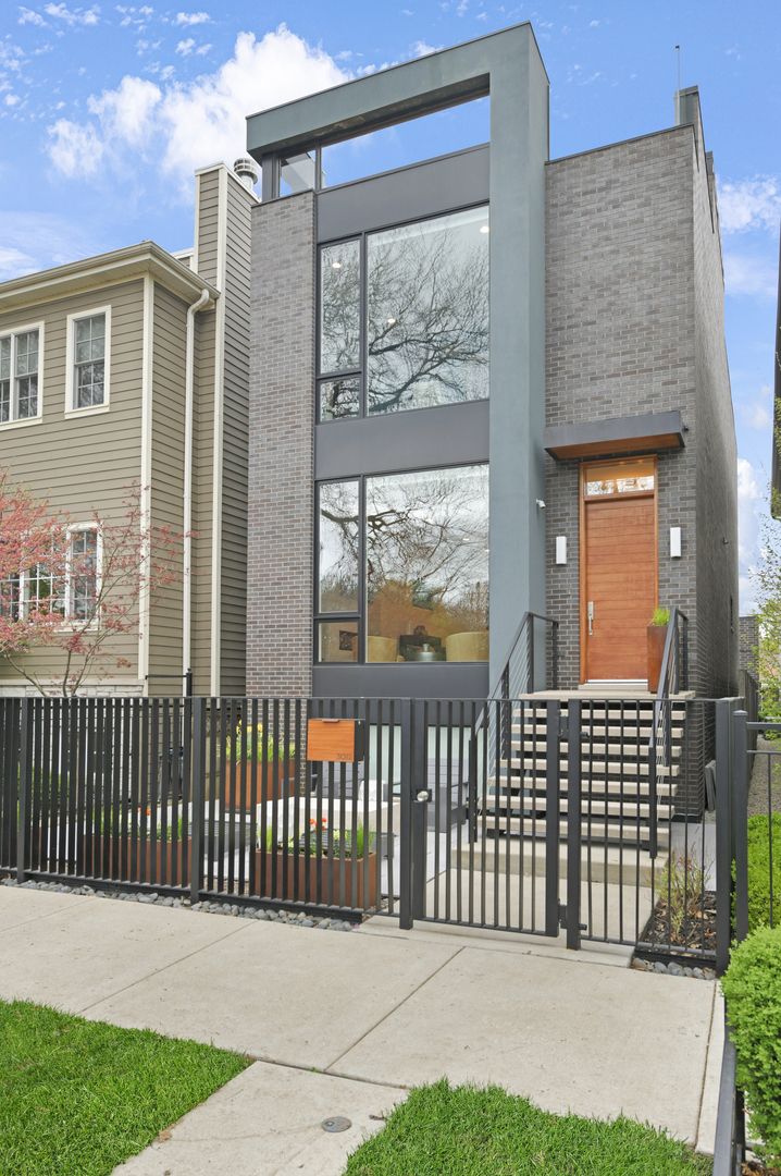 3012 N Hoyne Avenue — Chicago, IL 60618