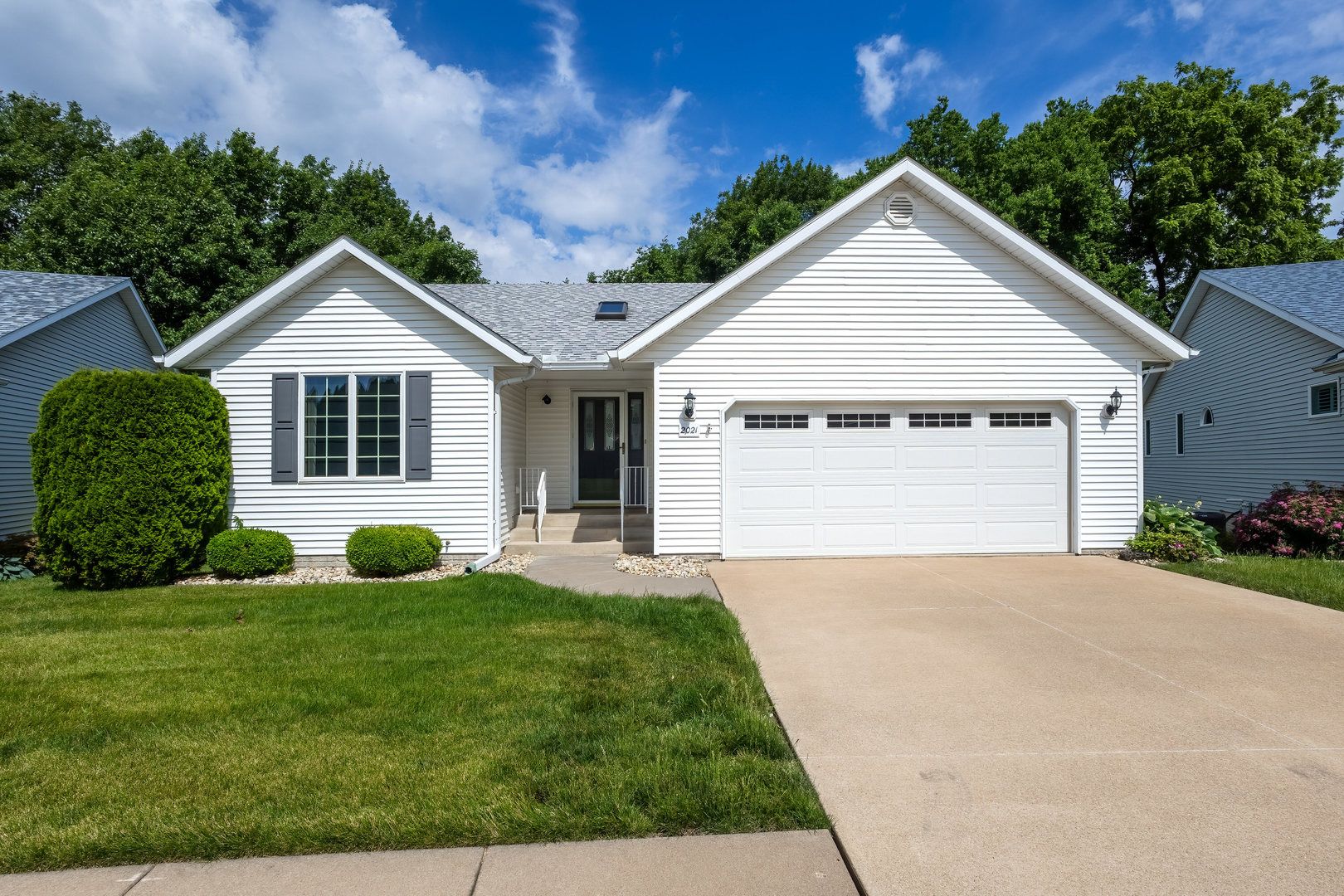 2021 Villa Pines Circle — Carbon Cliff, IL 61239