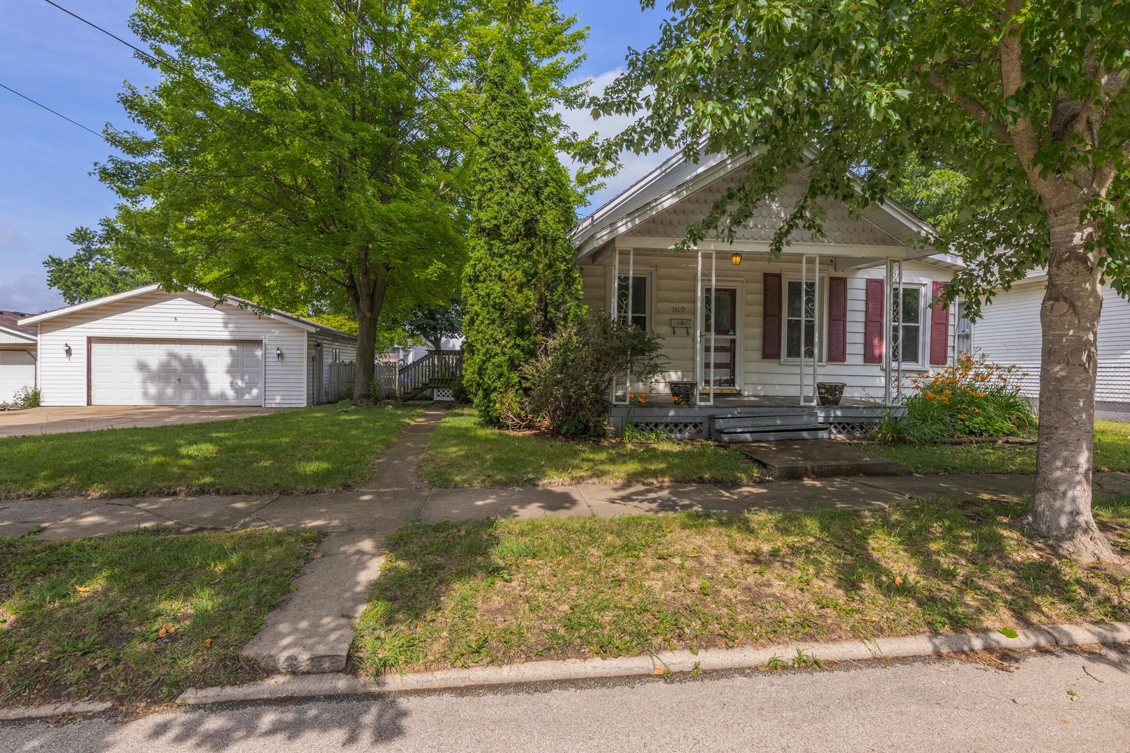 1109 S Oak Street — Bloomington, IL 61701