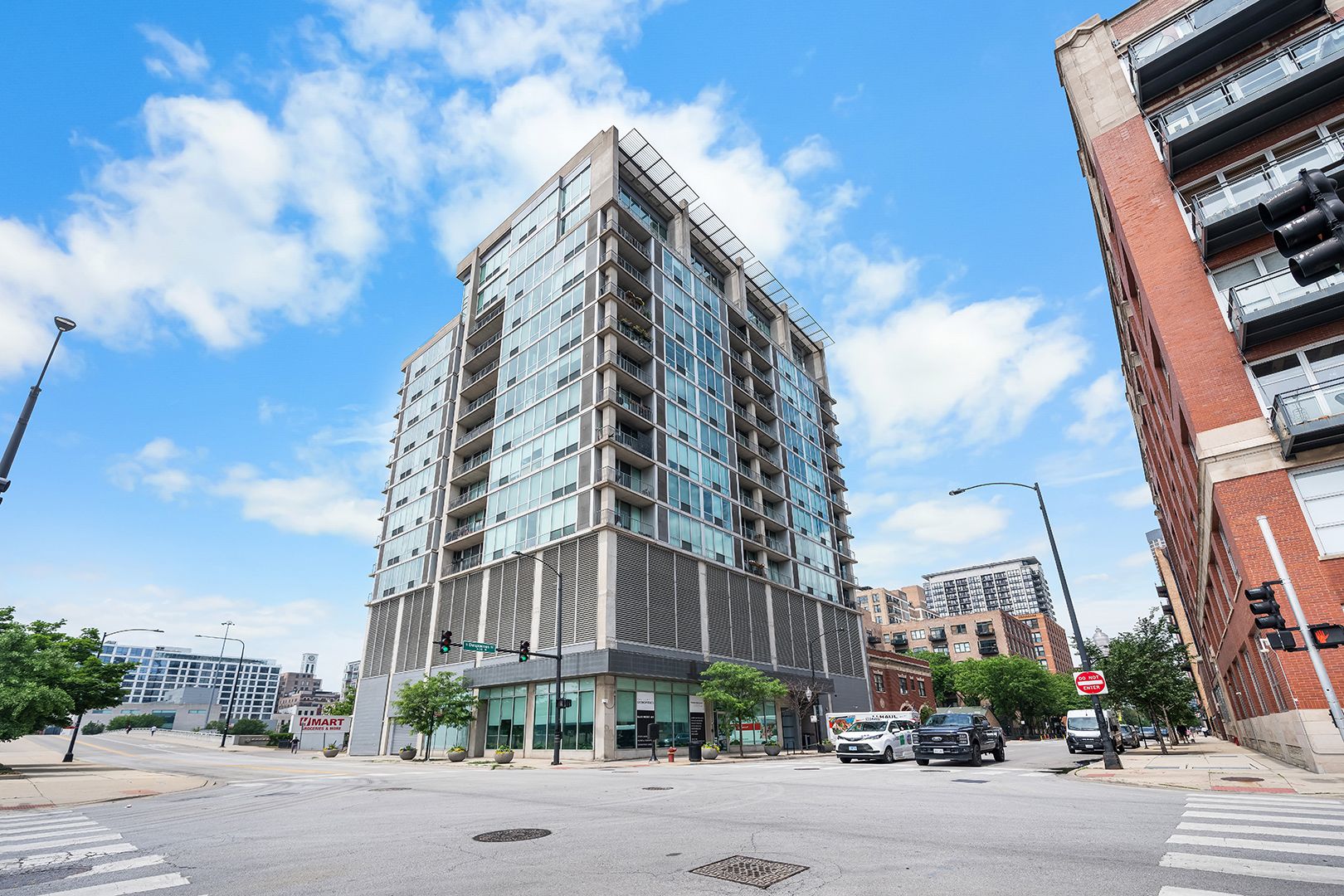 700 W Van Buren Street #709 — Chicago, IL 60607