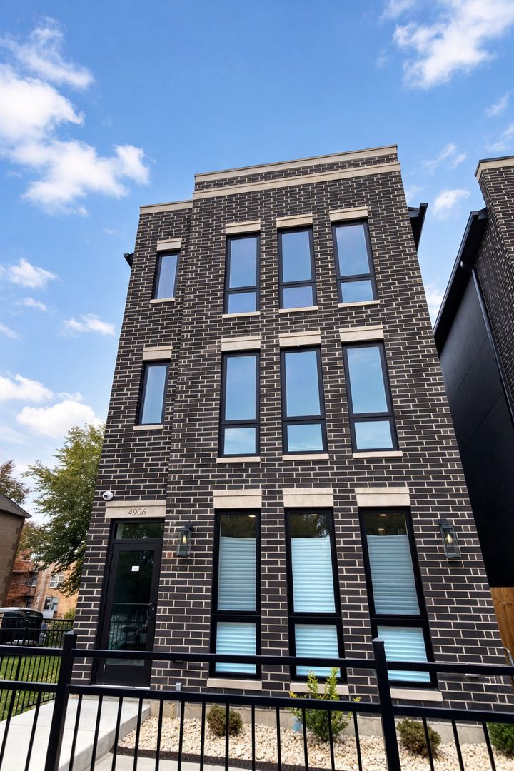 4906 S Saint Lawrence Avenue — Chicago, IL 60615