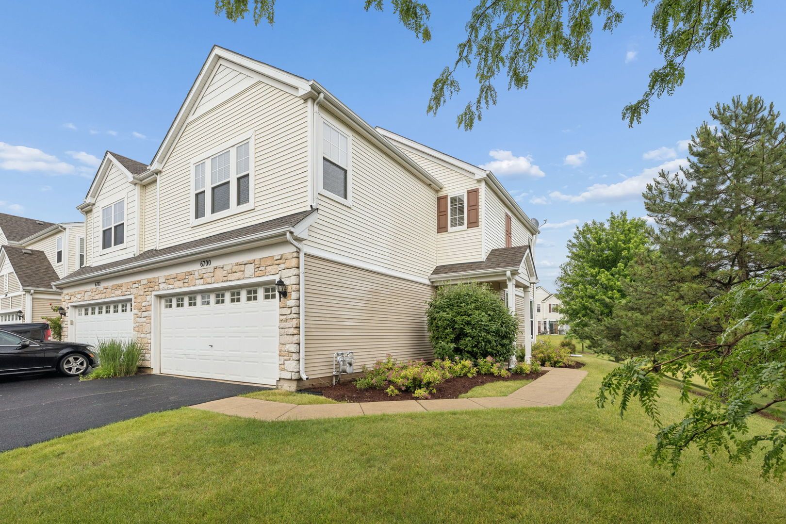 6700 Slate Drive #6700 — Carpentersville, IL 60110