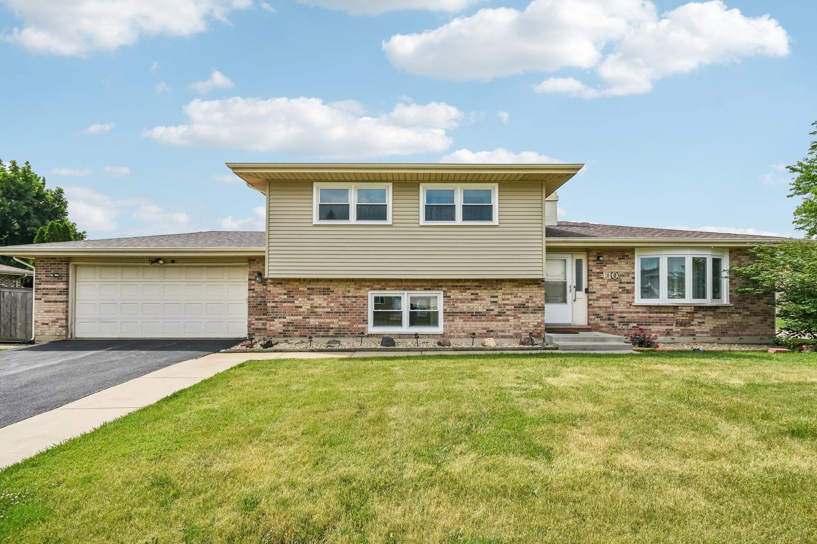 410 Flint Trail — Carol Stream, IL 60188