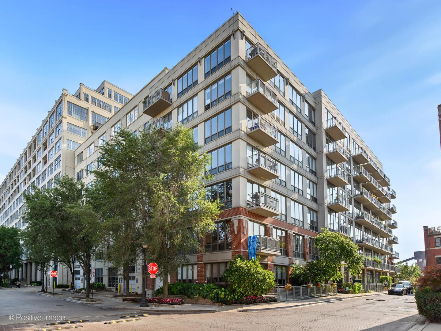 1000 N Kingsbury Street #107 — Chicago, IL 60610