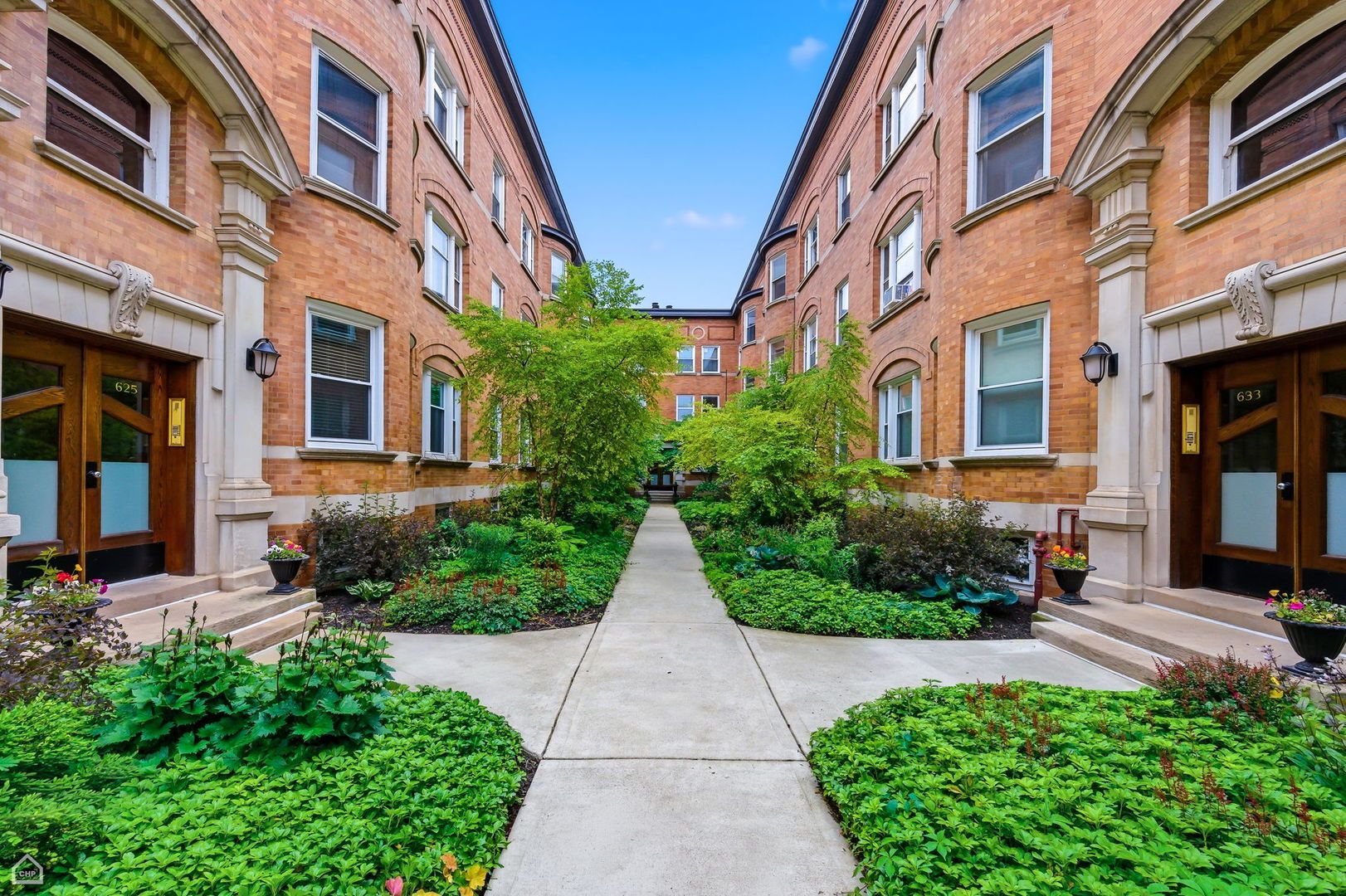 627 W Barry Avenue #1C — Chicago, IL 60657