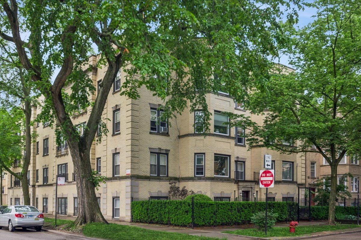 6454 N Damen Avenue #2 — Chicago, IL 60645