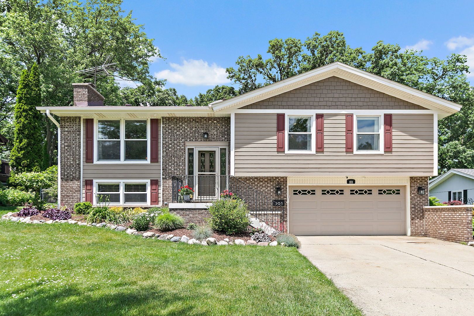 101 S Cedarcrest Drive — Schaumburg, IL 60193