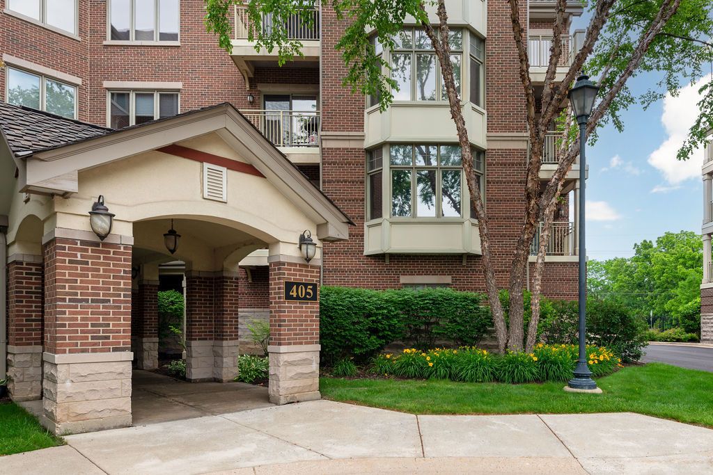405 Village Green Court #304 — Lincolnshire, IL 60069