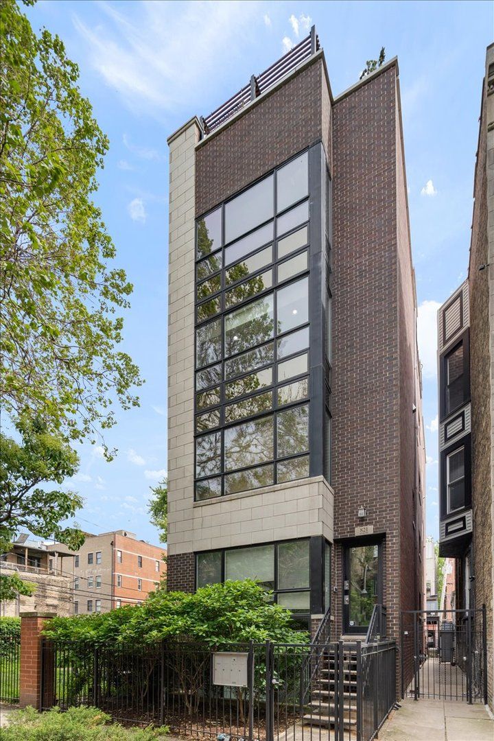 821 W Roscoe Street #3 — Chicago, IL 60657