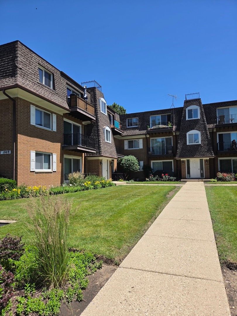 1907 W Golf Road #1B — Mount Prospect, IL 60056