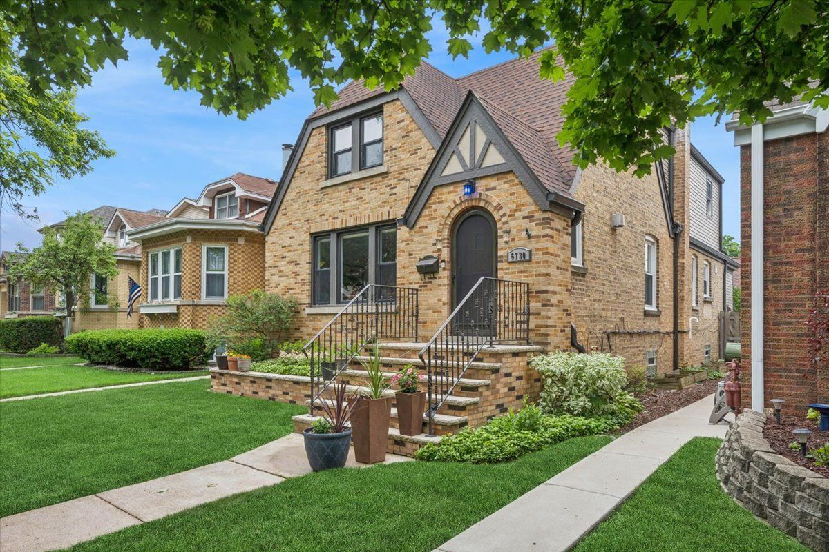 6730 N Octavia Avenue — Chicago, IL 60631