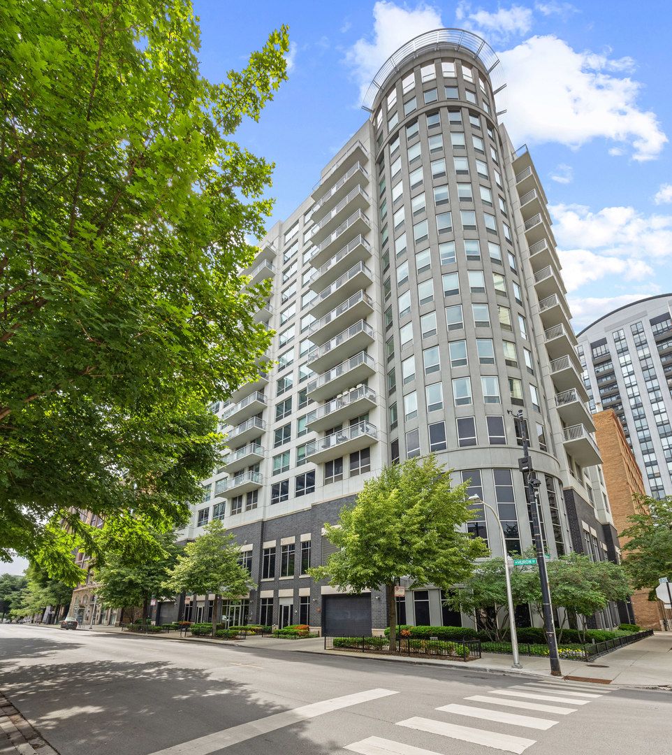 421 W HURON Street #1207 — Chicago, IL 60654