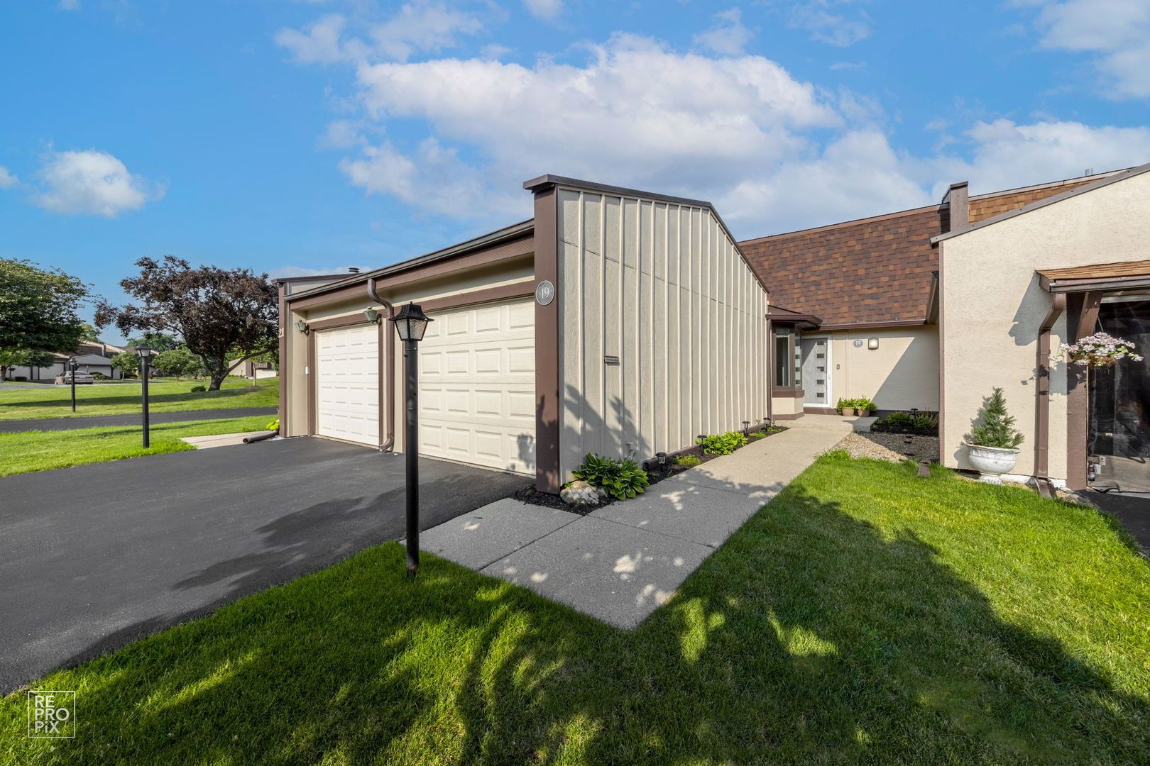 19 Westwood Drive — Indian Head Park, IL 60525