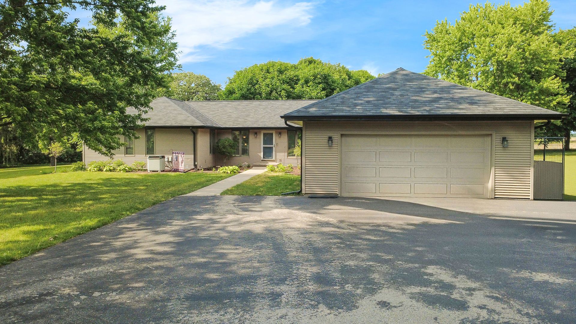 11N025 Burlington Road — Hampshire, IL 60140