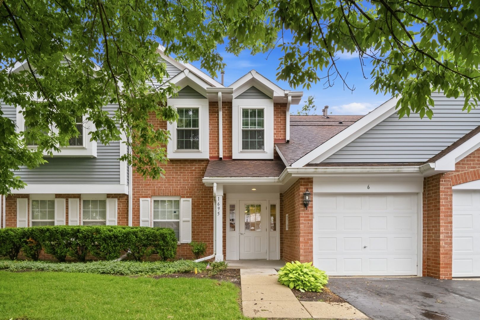 1695 Mansfield Court #6 — Roselle, IL 60172