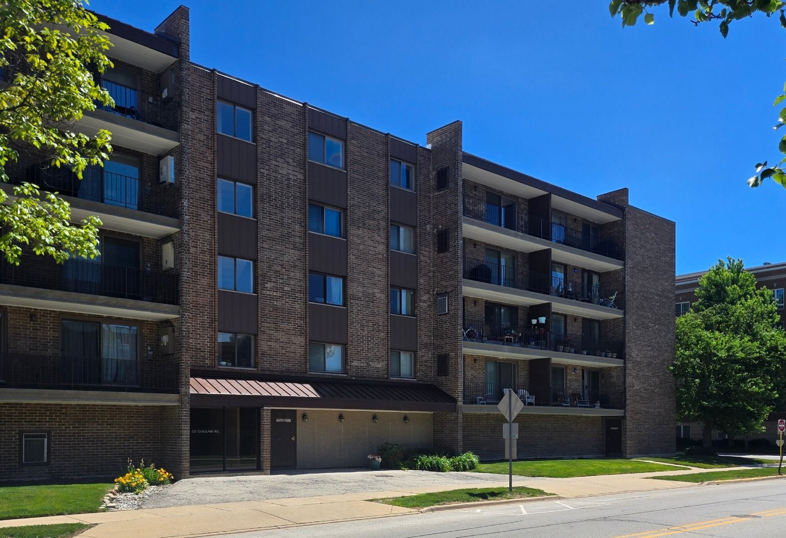 828 Graceland Avenue #404 — Des Plaines, IL 60016