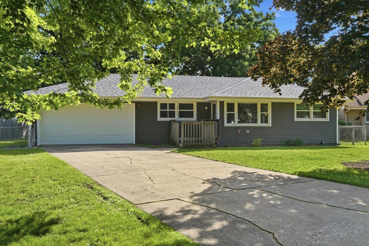 2512 Highland Drive — Lindenhurst, IL 60046