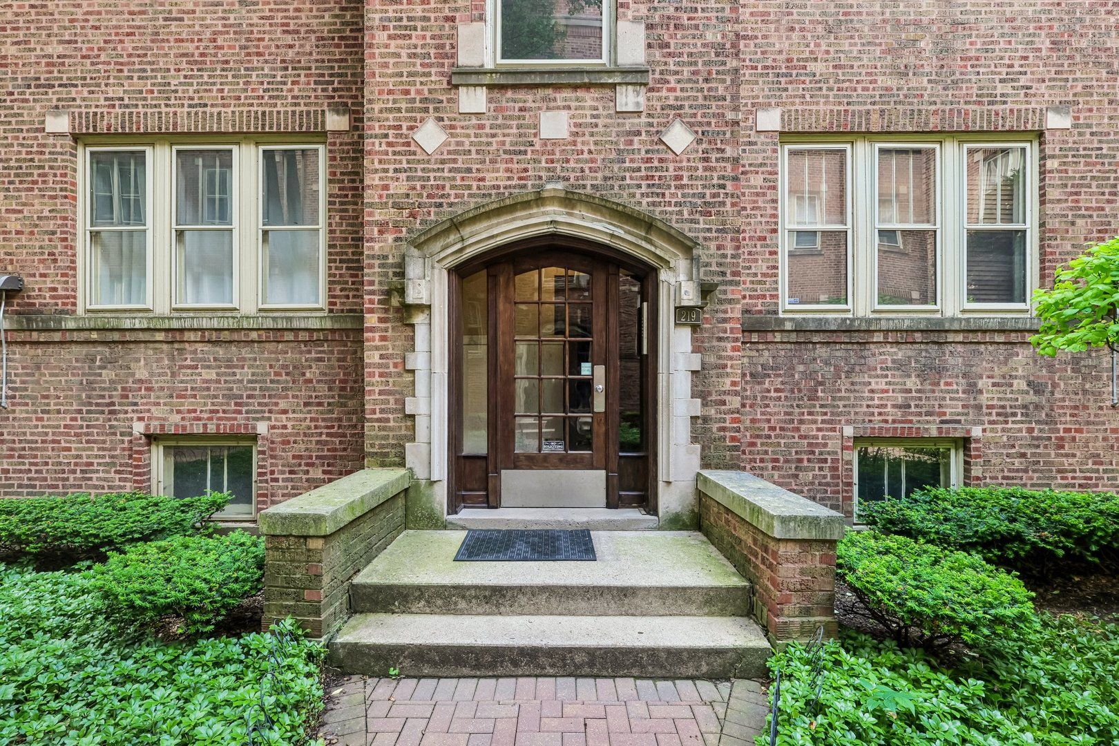 219 N Oak Park Avenue #2E — Oak Park, IL 60302