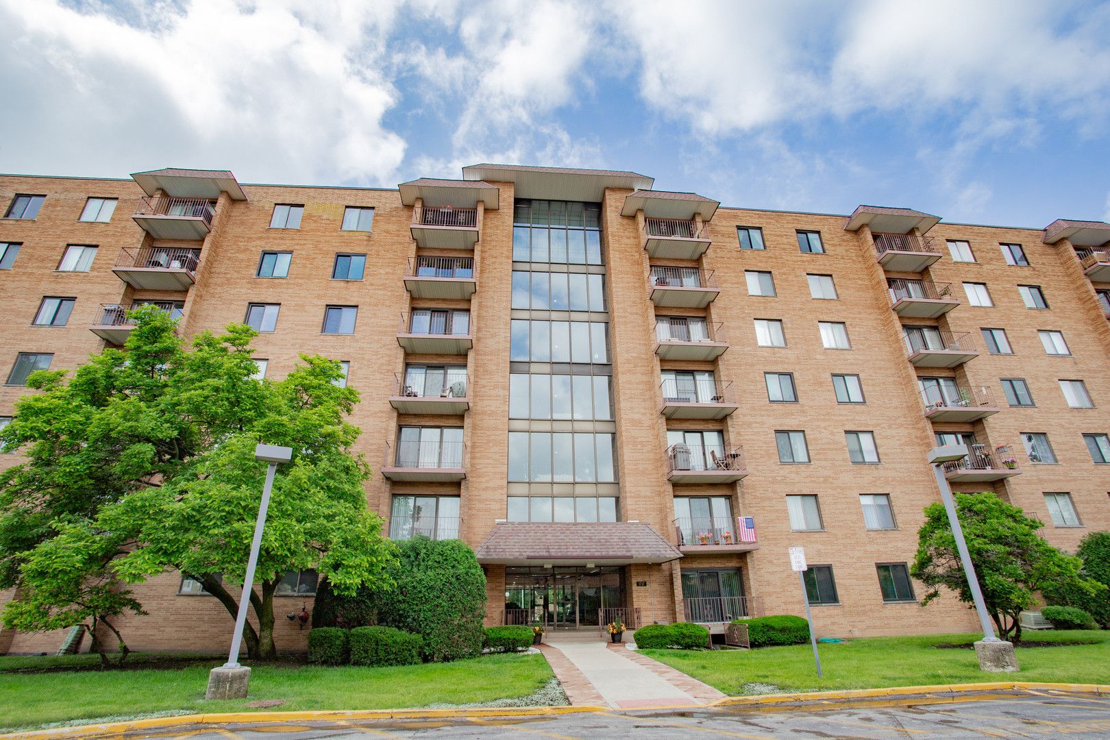 1717 W Crystal Lane #603 — Mount Prospect, IL 60056
