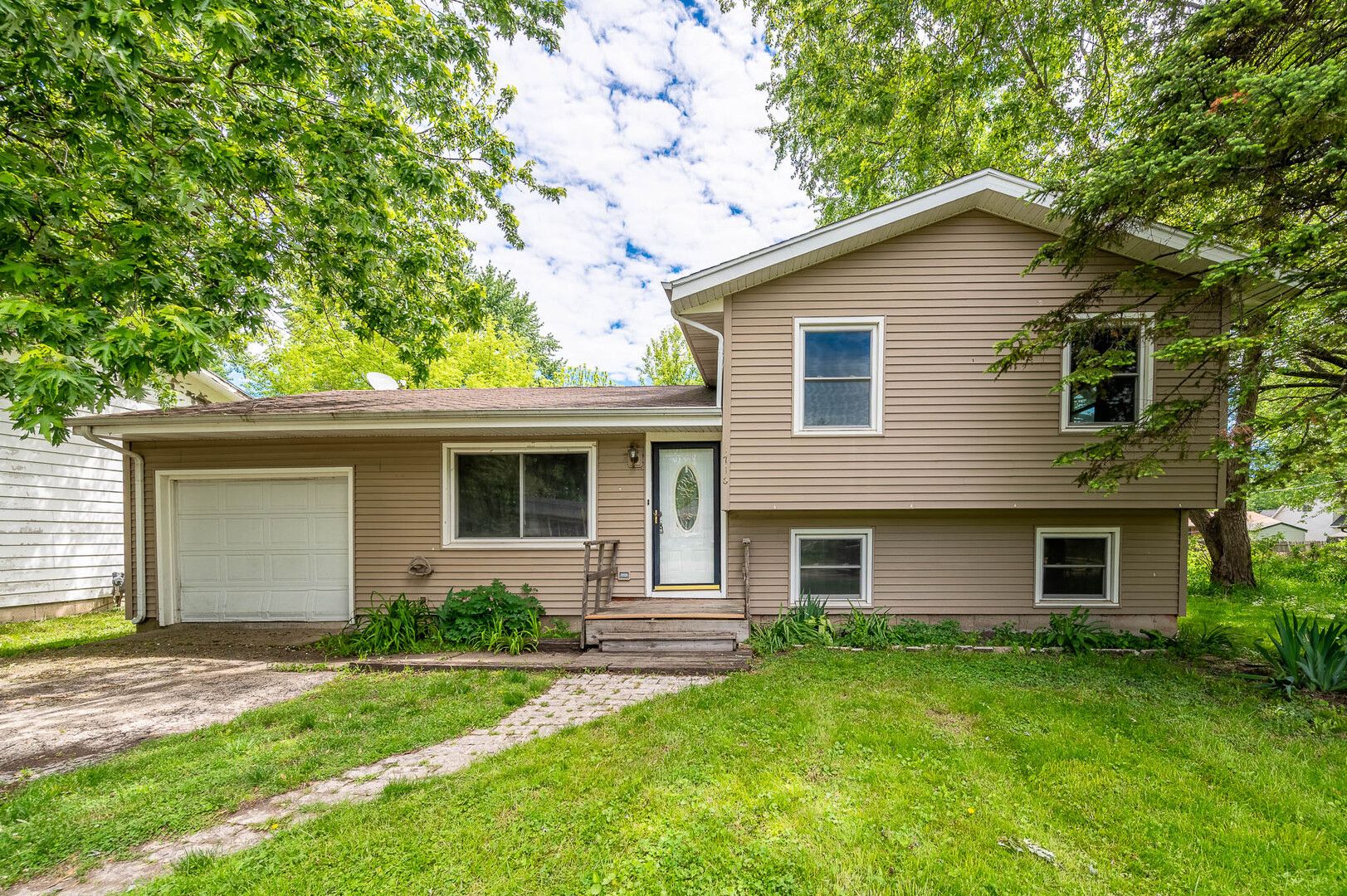 1716 Parklane Avenue — McHenry, IL 60050