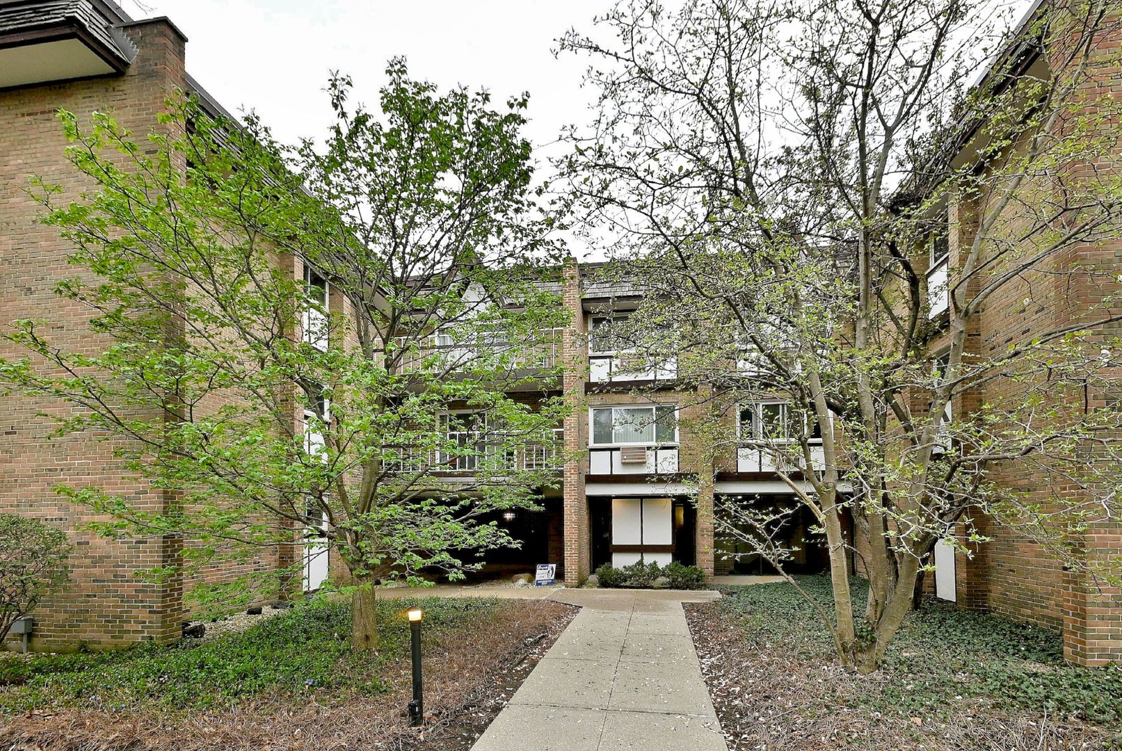 360 Claymoor Avenue #2E — Hinsdale, IL 60521