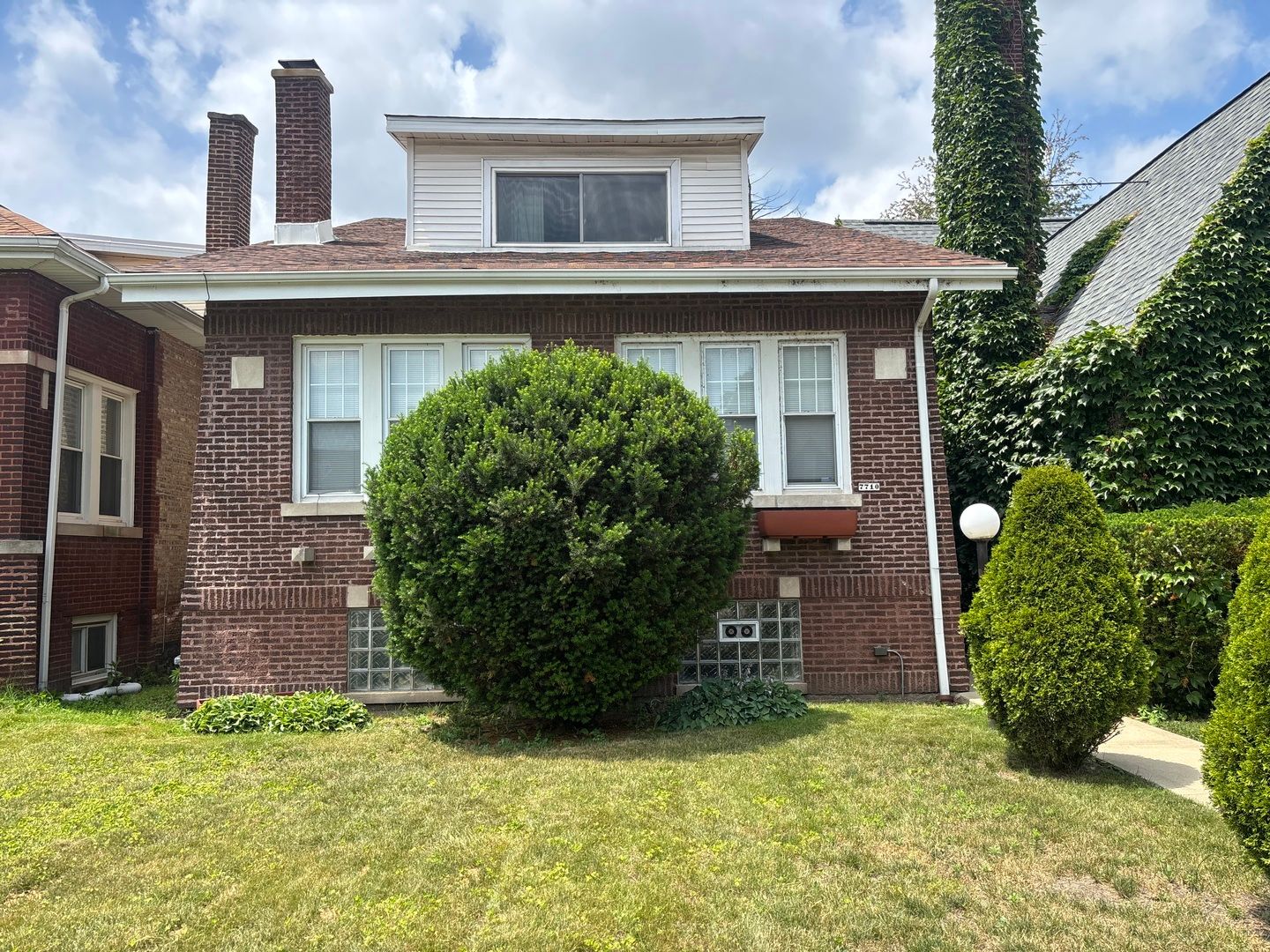 7710 S Euclid Avenue — Chicago, IL 60649