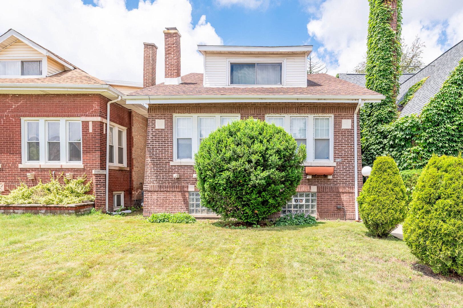 7710 S Euclid Avenue — Chicago, IL 60649
