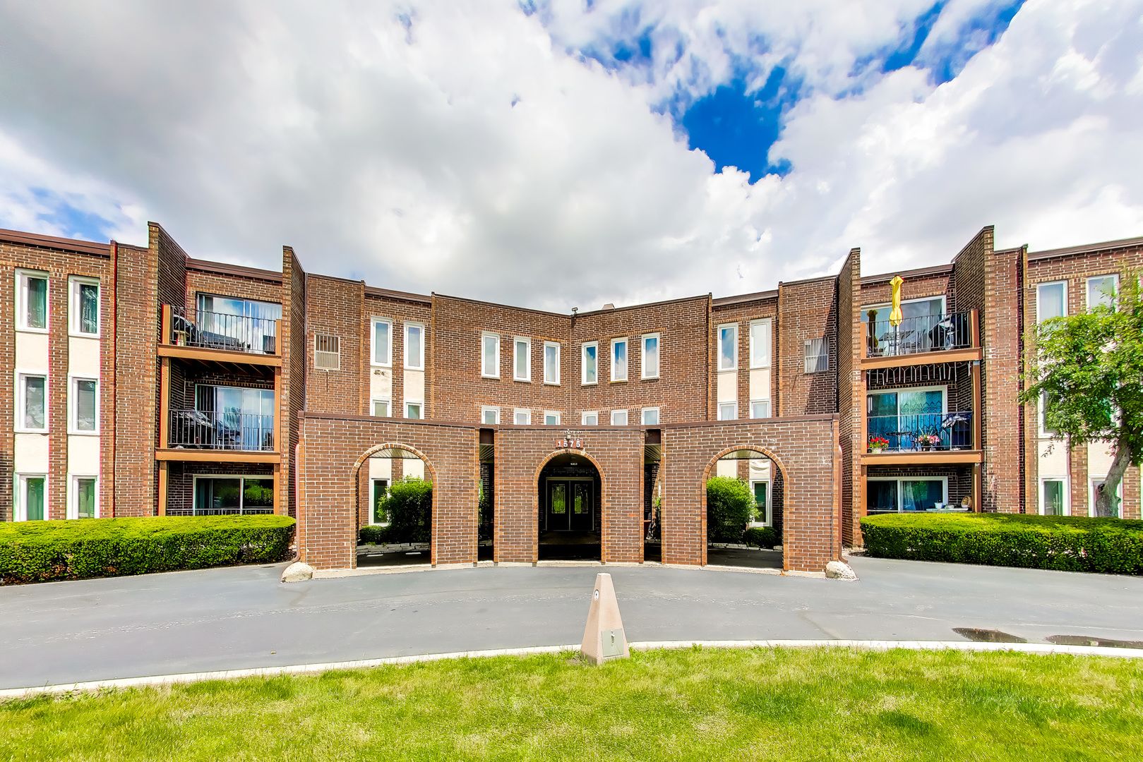 1575 Sandpebble Drive #104 — Wheeling, IL 60090