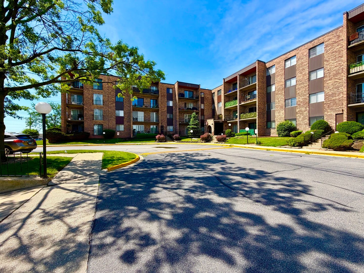 625 W Huntington Commons Road #317 — Mount Prospect, IL 60056