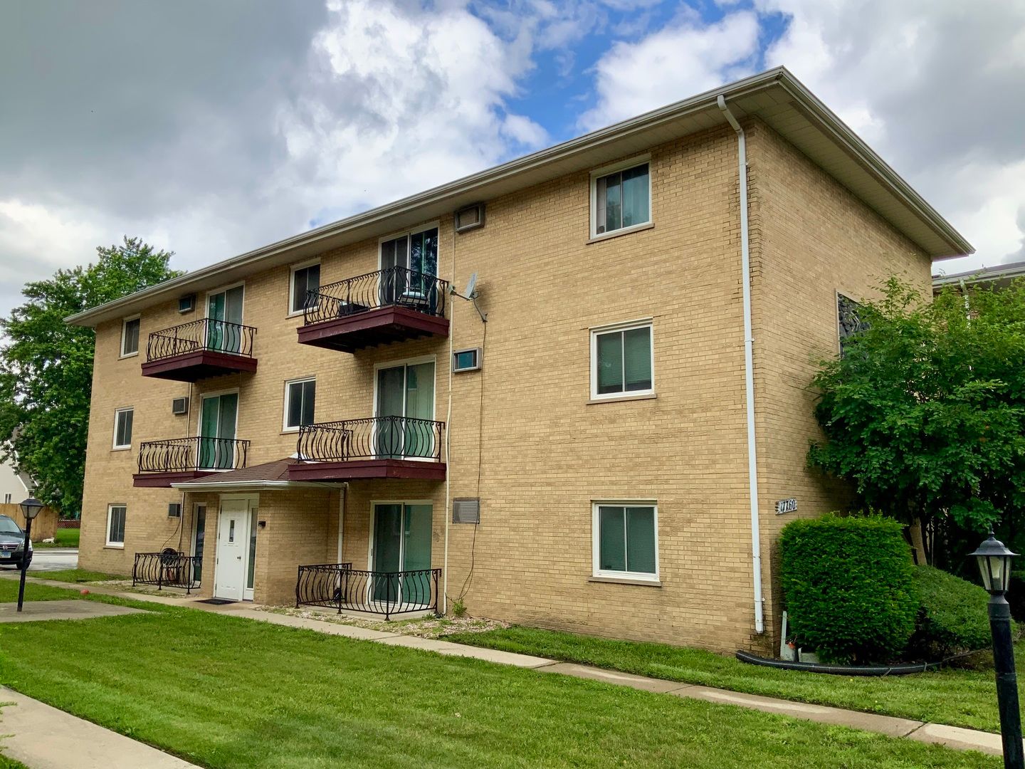 17760 Rosewood Drive — Lansing, IL 60438