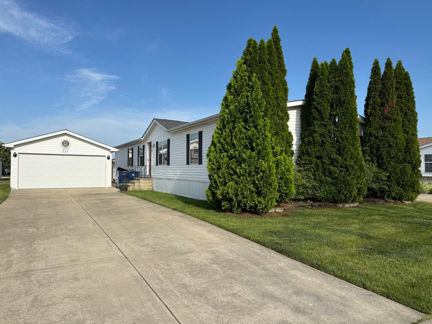 221 Begonia Drive — Matteson, IL 60443