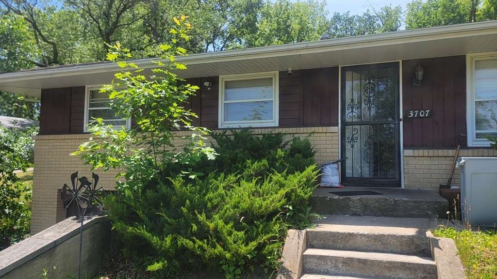 3707 Oak Grove Avenue — Rockford, IL 61108