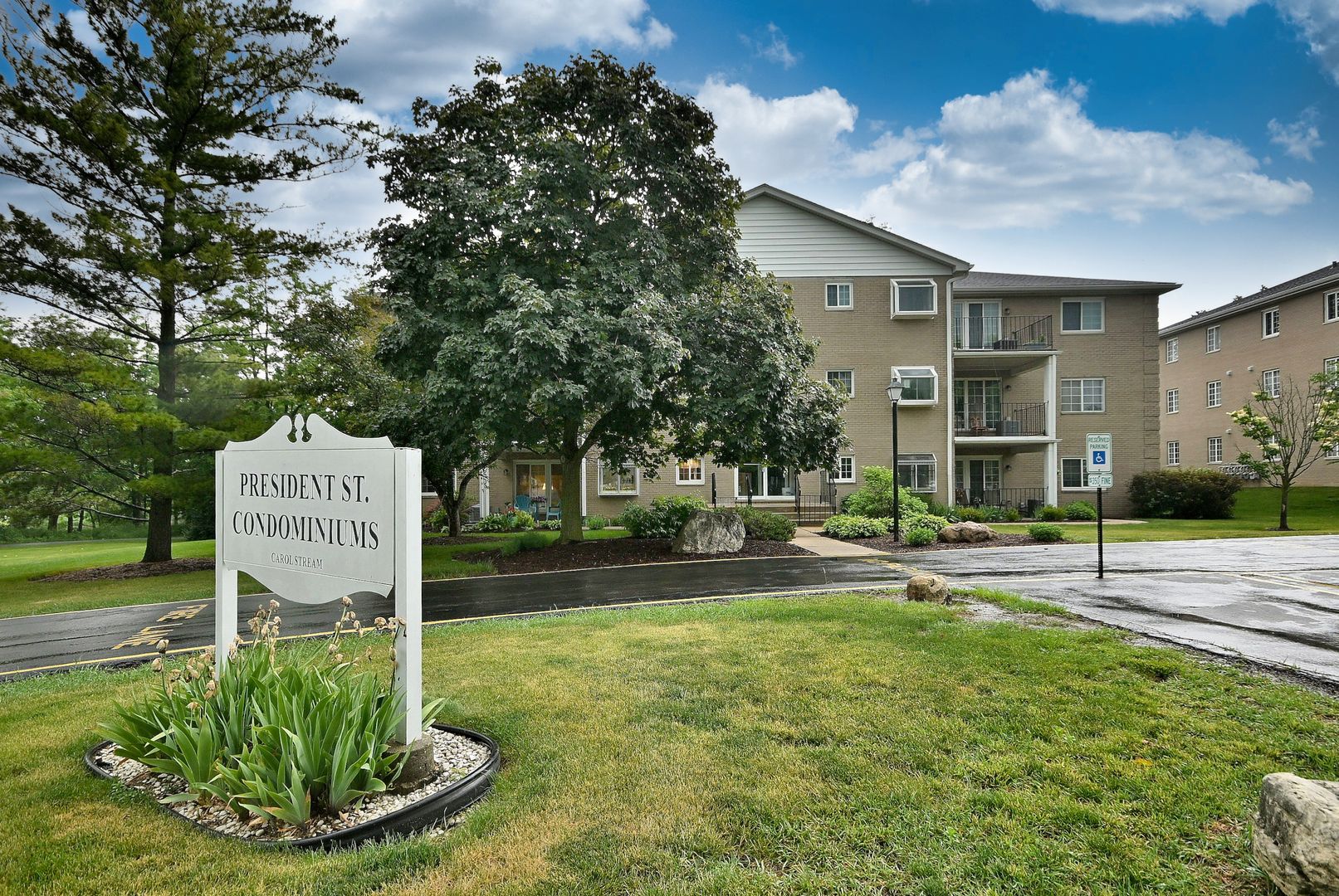 462 S President Street #101 — Carol Stream, IL 60188