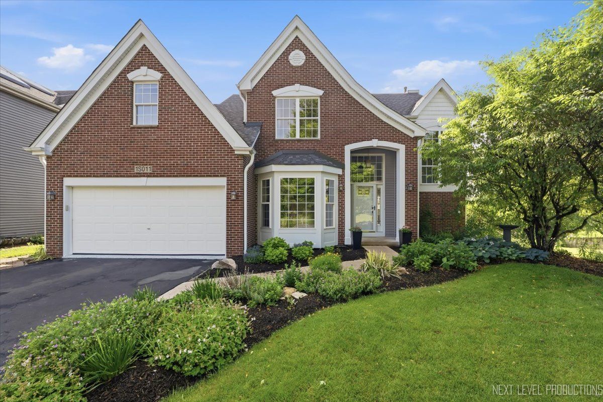 1S011 Shannon Square — Geneva, IL 60134