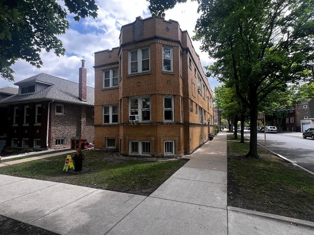 2854 W Grace Avenue — Chicago, IL 60618