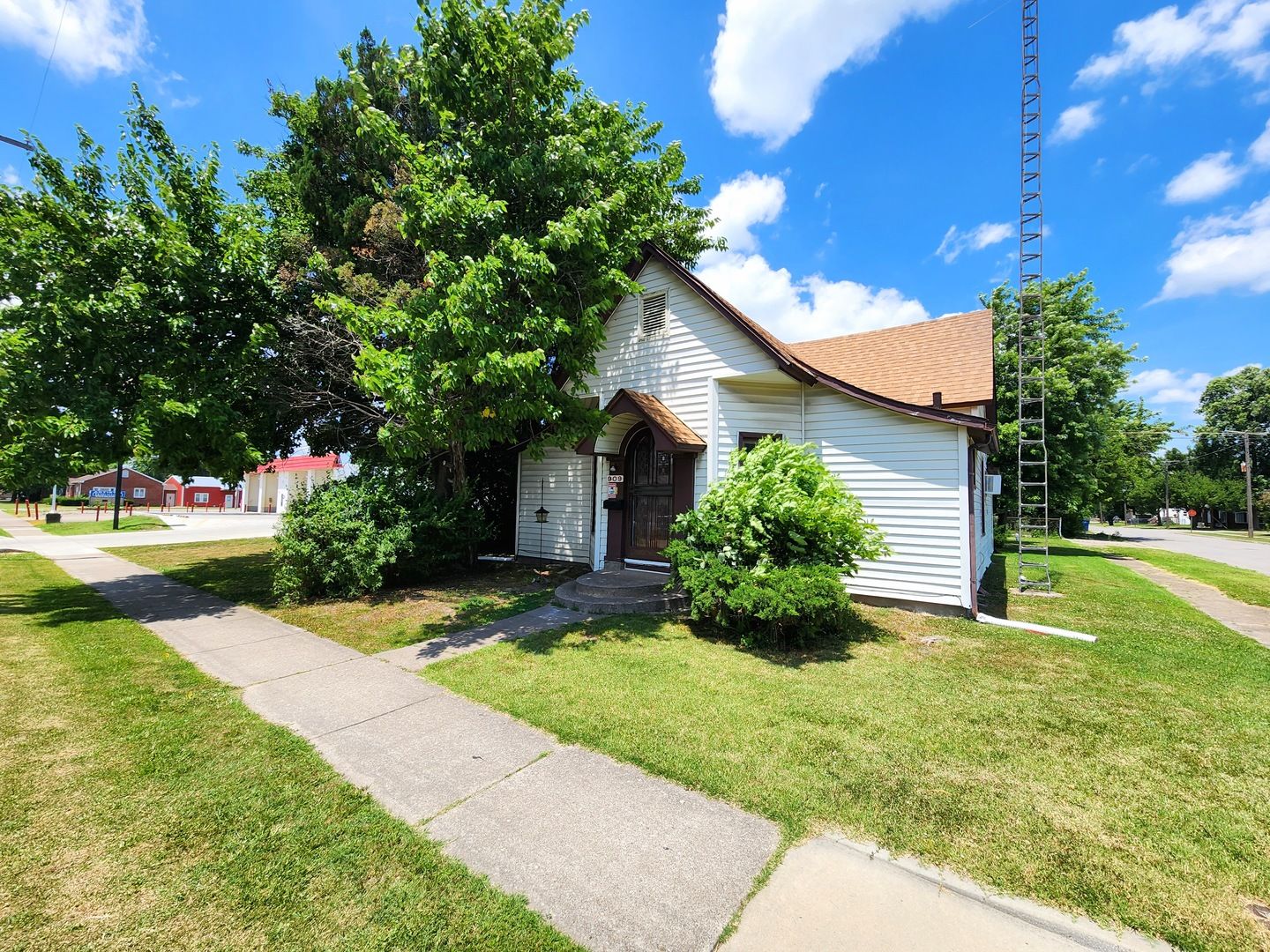 909 E Main Street — West Frankfort, IL 62896